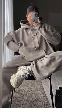 Nike Phoenix Fleece, Cosy Vibes, Oversize Outfit, Sweats Outfit, Tracksuit Outfit, Joggers Outfit, Chill Outfits, Looks Street Style, Modest Fashion Outfits