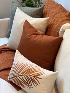 Sofa Pillows Ideas Living Rooms, Sofa Set For Bedroom, Stylish Sofa Set, Modern Sofa Sets, Sitting Room Interior Design, Stylish Sofa Sets, The Group Chat, Luxurious Sofa, Sofa Ideas