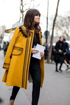 Mantel Styling, Trendy Coats, Sukienki Maksi, Mantel Outfit, Walking Down The Street, Yellow Coat, Coat Trends, Moda Paris