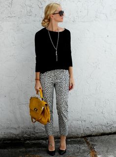 Printed pants & simple separates. I don't think I could pull this off but I like it. Casual Office Attire, Interview Outfits Women, Casual Chic Outfits, Trendy Business Casual, Summer Work Outfits, Casual Work Outfit, Looks Black, Clothes Women