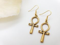 The Egyptian Ankh symbolizes life, protection & eternity. Its power was believed to protect the dead and ensure eternal life. Wear a piece of Ankh jewelry for protection, a reminder of the past, or just as an accessory. Materials: 1” pewter charm with gold plated ear wire Made in USA