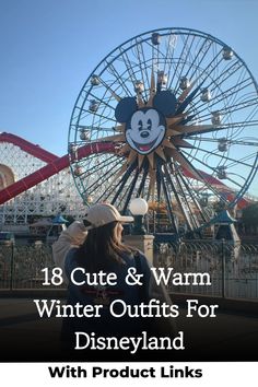 Get ready to sleigh your Disneyland visit with these simple, cute, and aesthetic winter outfit ideas that will keep you cozy while looking stylish in the happiest place on earth! Click here for some magical fashion inspiration. Amusement Park Outfit Winter, Disney Christmas Outfits