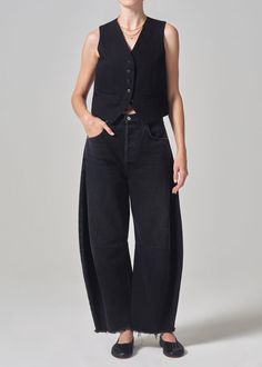 Horseshoe Jean in Sonnet Black Tee Outfit, Tonal Dressing, Jeans And T Shirt Outfit, Citizens Of Humanity Jeans, Minimal Chic, Jeans Outfit, T Shirt And Jeans, Tee Outfit, Oversized Silhouette