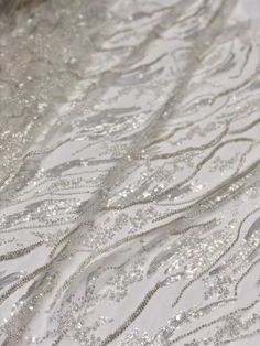 Il tessuto Sequin Glitter è un tipo di tessuto decorativo che presenta una superficie lucida e scintillante e un design a trama larga. Il pizzo glitterato con paillettes è comunemente usato per applicazioni di moda e costumi, come abiti da sera, abiti da ballo e costumi teatrali. Può essere utilizzato anche per una varietà di altre applicazioni, come aggiungere un tocco di brillantezza agli oggetti di arredamento della casa, creare accattivanti decorazioni per le feste o aggiungere un tocco glamour ai progetti di artigianato.
 Venduto con incrementi di 5 iarde: ogni borsa include 5 iarde.



 100% poliestere

 Larghezza: 51/52 pollici

 Utilizzo: abbigliamento, costumi, applicazioni, abiti formali, abiti, artigianato, moda, occasioni, abiti da chiesa, matrimoni, feste Swatch Display, Theatrical Costumes, Fabric Swatch, Glitter Fabric, Window Drapes, Open Weave, Fabric Trim, Bridal Dress, Fashion Fabric