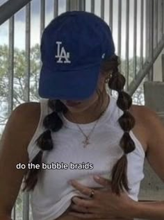 Women Backwards Hat, Cute Ball Cap Outfits, La Hat Aesthetic, Curly Hair Baseball Cap Hairstyles, Navy Cap Outfit, Ballcap Outfits Women, Hairstyles For Baseball Cap, Cap Outfit Aesthetic, Hair With Baseball Hat