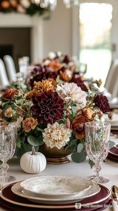 Create beautiful Thanksgiving tablescapes with simple but elegant Thanksgiving table decorations, classic place settings, and stylish table centerpieces. Click now to transform your holiday table! Elegant Thanksgiving Tablescapes, Table Settings For Thanksgiving, Thanksgiving Tablescapes Elegant, Elegant Thanksgiving Table, Classic Place, Elegant Thanksgiving