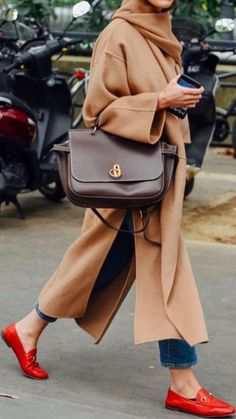 Camel Coat Outfit, Fall Fashion Coats, Street Style Edgy, Looks Street Style, Brown Bag, Camel Coat, Coat Outfits