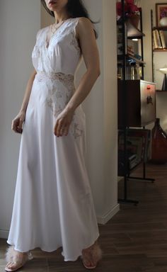 Vintage 70s White Lace Trim Evening Gown, White Feminine Gown With Lace Trim, Feminine White Gown With Lace Trim, Feminine White Nightgown For Evening, Feminine White Evening Nightgown, Feminine White Gown For Wedding Night, Feminine White Wedding Night Gown, Feminine White Wedding Nightgown, Vintage Wedding Nightgown With Delicate Lace