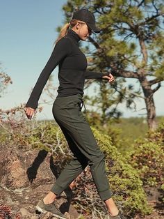 Hiking Aesthetic Outfit, Tourist Outfit, Ugg Boots Outfit, Outdoorsy Style, Practical Fashion, Hiking Outfit Winter