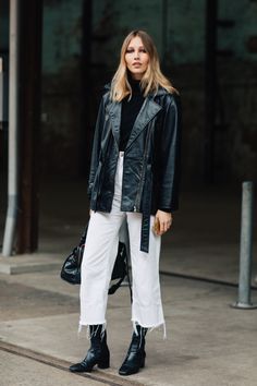 White Jeans Outfit Winter, How To Wear White Jeans, White Jeans Winter, La Street Style, Denim Street Style, Jeans Outfit Winter, Look Jean, White Jeans Outfit, Jeans Street Style