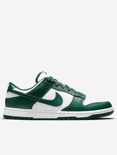 The most desired parquet classics in the 'Michigan State' version: these are the Nike Dunk Low in the team green/white color block, the most basic but also the most eye-catching.
  Leather upper
 Lace-up closure
 Rubber sole


Size & Fit:
Fit regular Nike Retail, Sneaker Sale, Nike Sb Dunk, Mens Lifestyle, Air Jordan 3, Reebok Classic, Latest Sneakers, Newest Jordans, Jordan 3