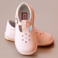 This L'Amour girls t-strap leather mary jane has a elegantly simple cut out design across the front. This mary jane will be an indispensable shoe in your darlin Babies Outfits, Diaper Gifts, Special Occasion Shoes, Kids Zone, Leather Cuts, Children's Fashion, Waterproof Shoes, Kinds Of Shoes, Leather Mary Janes