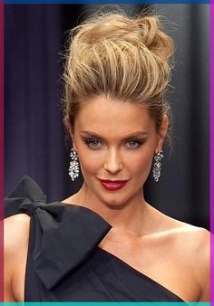 Messy updos are the best hair updos and are easy to accessorize as well as they can fit any occasion that will never go out of trend. Most of the updos can be done easily when they are messy. Jennifer Hawkins Hair, Jessica Alba Hair, High Updo, Jennifer Hawkins, Messy Hair Updo, Messy Updo, Updo Styles, Updo Hairstyles, Trending Hairstyles