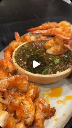 Cynthia Martinez on Instagram: "Camarones botaneros

2 lbs camarones
1oz aceite de tu preferencia 
Ajo en polvo
Chiltepin en polvo 
Paprika en polvo
Sal & pimienta
5 oz jugo de limón
1 oz salsa de soya 
1 oz salsa inglesa
1/4 cebolla morada chica
Puñito de cilantro
Queso parmesano (opcional)
Gotitas de Jugo Maggie 
2 oz Salsa negra 

Horno 425°F = 220°C
10 min

#canaronesalhorno  #botana #recetasfaciles"