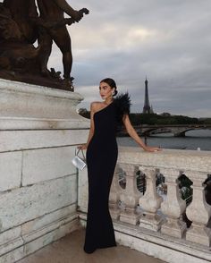 This stunning black one-shoulder maxi dress is the perfect accompaniment to a glamorous evening. Expertly crafted from lightweight, sun-kissed feathers, this sleeveless silhouette adds an ethereal elegance to any event. With its classic alluring design, this piece is sure to create a lasting impression. Gentle Dry Clean OnlyColour may vary due to lighting on images. The product images (without model) are closest to the true colour of the product.Item runs true to size chart and is cut to suit ou Ethereal Elegance, Exquisite Gowns, Asymmetric Dress, Maxi Dress Sale, 2024 Spring Summer, Sleeveless Dresses, Feather Dress, Flowing Skirt