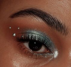 Light Blue Eye Makeup With Gems, Makeup Inspo Sparkles, Rose Gold Makeup Aesthetic, Easy Face Gem Ideas, Silver Eyeshadow With Rhinestones, Festival Makeup Eyes, Prom Makeup Pearls, Eye Gems Makeup Simple