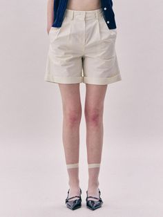 This is LOVLOV’s clean-cut shorts feature a sturdy cotton twill fabric with minimal shape deformation, making them durable pants. Designed with a slightly flared A-line silhouette that starts from the high waist, they offer versatility for formal looks when paired with shirts, knits, or jackets. The mid-length design complements various tops and is not too short, making it suitable for daily wear. The advantage lies in its ability to maintain a tight fit without becoming loose during movement. - Ideal for daily wear- Can be styled with various tops to create different looks- Enhanced practicality with side pockets- The back pocket is adorned with a luxurious gold metal decoration for added sophistication Chic Cotton Bottoms With Short Inseam, Cotton Workwear Shorts, Chic Bottoms With Built-in Shorts In Cotton, Chic Cotton Bermuda Shorts With Belt Loops, Chic Relaxed Fit Cotton Bermuda Shorts, Cotton High-waisted Bermuda Shorts With Belt Loops, High-waisted Cotton Bermuda Shorts With Belt Loops, Modern Spring Shorts With Belt Loops, Chic White Cotton Bermuda Shorts