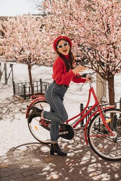 Young fashionable girl posing with red bike near cherry blossoms. woman in woolen sweater and jeans smiling against sakura Free Photo Sweater And Jeans, Red Bike, Woolen Sweater, Woolen Sweaters, Bike Photo, Bikes Girl, Nature Girl, Sweaters And Jeans, Cherry Blossoms