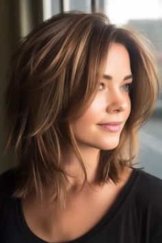 Regency Hairstyles, Medium Length Hair With Layers, Shoulder Length Hair Cuts, Hair 2024, Haircuts For Medium Hair, Women's Hairstyles, Penteado Cabelo Curto, Haircuts For Fine Hair, Mid Length Hair