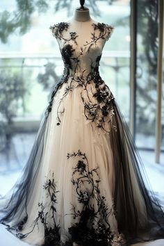 Black Floral Wedding Dress, Witchy Dresses, Live Art, Amazing Dresses, Slytherin Aesthetic, Floral Wedding Dress, Fantasy Gowns, Dior Fashion