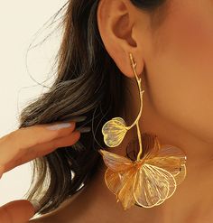 Large Statement Earrings, Large gold tone cascading flower dangle pierced earrings. Surprisingly Lightweight These floral inspired earrings are just perfect for those who adore statement jewelry, which makes them a great finishing touch to any bridal, evening or cocktail party outfit. 💕Thank you for visiting CaitlynArtStudio. We are always trying to provide you the best quality jewelry at an affordable price. Made with lots of love and care. Please feel free to contact me with Custom Orders or Any Questions. 💕Processing time is 1-3 business days. We'll ship them out as soon as your order is made, and you'll be notified once the package has been shipped. 💕To see more products, Please visit my store: https://www.etsy.com/shop/CaitlynArtStudio Gold Dangle Flower Earrings For Spring, Gold Dangle Earrings With Flower Decoration, Gold Flower Earrings, Cocktail Party Outfit, Cascading Flowers, Large Statement Earrings, Dusters, Earrings Large, Estilo Art Deco