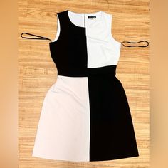 New Tommy Hilfiger Waist Cinching Dress, White Black And Pink With Gold Accents. Business Casual Or Formal Dress. White Sleeveless Knee-length Dress For Work, White Knee-length Sleeveless Dress For Work, Fitted Sleeveless Tommy Hilfiger Dress, Tommy Hilfiger Sleeveless Summer Dress, Tommy Hilfiger Fitted Sleeveless Dress, White Mini Sleeveless Dress For Work, Elegant Sleeveless Tommy Hilfiger Dresses, Tommy Hilfiger Sleeveless Dress For Spring, Tommy Hilfiger Sleeveless Dress For Summer