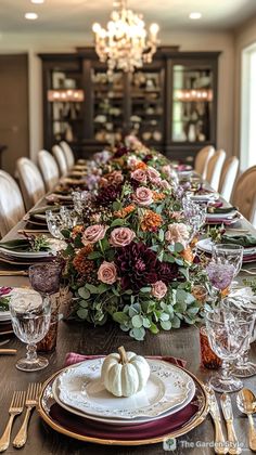 Discover simple but elegant Thanksgiving table decorations that combine stunning table centerpieces, creative place settings, and cohesive color palettes. Perfect for your holiday table! Click now for stunning inspiration! Yellow Napkins