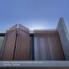 Parasol aluminio simil madera Bamboo Hut, Balcony Design, Front Elevation, Soft Seating, Metal Bar, Bts Photo, Wall Design, House Exterior, Skyscraper