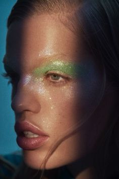 Makeup Editorial, Dewy Makeup Look, Daphne Groeneveld, Artistic Portrait, Bright Makeup, Dewy Makeup, Beauty Photoshoot, Purple Eyeshadow, Photography Beauty