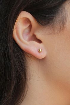 Top Earrings Gold Indian, Small Gold Stud Earrings, Ear Studs Indian Gold For Women, Baby Studs Earrings Gold, Gold Studs Earrings Indian Round, Simple Gold Earrings Indian, Baby Earrings Gold Indian, Small Gold Earrings Indian, Simple Earrings Gold Indian