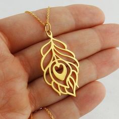 Angle wing pendant design Peacock Feather Locket, Krishna Pendant Design, Krishna Locket Gold For Women, Krishna Locket Gold, Gold Lockets For Men, Men Pendant Design, Pendent For Men, Gold Locket Design, Peacock Jewelry