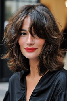 Medium Textured Bob With Curtain Bangs, French Bombshell Haircut, Spanish Woman Style, Shoulder Length French Bob, Italian Long Bob, French Bob With Layers, Choppy Layers Haircut, French Hair Style, Long Italian Bob