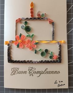 Biglietto di auguri compleanno personalizzato con tecnica quilling Happy Birthday Quilling, Paper Quilling Patterns, Quilled Paper Art, Quilling Ideas, Birthday Cards For Boyfriend