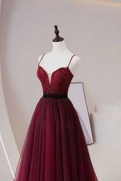 Burgundy Tüll Perlen Langes Abschlussballkleid, A-Line-Spaghetti-Gurt-Abendkleid
Silhouette: a-line
Material: Tulle
Taille: natürlich
Zurückdetails: Schnürung
Länge: Bodenlänge
Futter: Vollgekleidet
Eingebauter BH: Ja Embellished Spaghetti Strap Dresses For Banquets, Sleeveless Tulle Dress With Beaded Straps, Tulle Dress With Beaded Straps And Sweetheart Neckline, Tulle Evening Dress With Spaghetti Straps, Evening Dress With Beaded Spaghetti Straps, Prom Dress Beaded, Tulle Long Prom Dress, Prom Dress Pictures, Corset Dress Prom