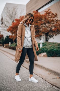 The White Sneaker That Everyone Can (and Should) Wear This Fall | Cella Jane Outfits Leggins, White Sneakers Outfit, Sneaker Outfits Women, Black Leggings Outfit, Trendy Fall Outfits, Looks Black, Cute Fall Outfits, Mode Inspo