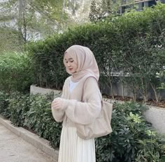 Muslim Outfit Ideas, Soft Girl Aesthetic Outfit, Soft Feminine Outfits, Muslim Outfit, Tutorial Hijab Pashmina, Ootd Poses, Muslimah Style, Soft Girl Outfits