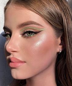 Grafik Eyeliner, Funky Makeup, Green Eyeliner, Round Face Makeup, Rhinestone Makeup, Smink Inspiration, Green Makeup, Makijaż Smokey Eye, Colorful Eye Makeup