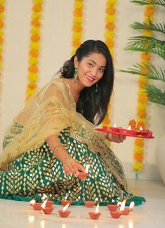 Diwali Saree Poses Indian, Diwali Saree Photo Ideas, Deewali Outfit, Diwali Photo Poses For Women, Diwali Poses Ideas, Diwali Photo Pose Ideas, Diwali Photoshoot Ideas For Women, Diwali Photography Poses For Women