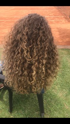 Dyed Curly Hair, Natural Curly Hair Cuts, Highlights Curly Hair, Brown Curly Hair, Curly Hair Photos, Blonde Curly Hair, Colored Curly Hair, Dyed Natural Hair, Beautiful Curly Hair