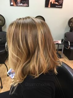 Honey Blonde Balayage On Brown Hair Short, Short Caramel Balayage Honey, Dark Blonde With Honey Highlights, Gold Balayage Short Hair, Caramel Honey Blonde Hair Short, Short Hair Honey Balayage, Dark Hair Blonde Lowlights, Bob And Balayage, Golden Balyage Short Hair