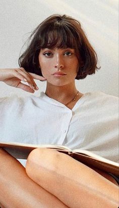 French bob: o corte de cabelo vintage que voltou com tudo - Guita Moda Bangs For Round Face, Bob Haircut With Bangs, Short Hair With Bangs, Bob Haircut, Short Bob, Aesthetic Hair, Hair Dos