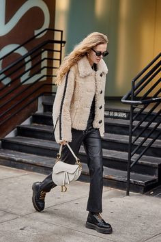 Outfits For Nyc, Nyc Winter Outfits, Simple Winter Outfits, New York Winter, Women Fashion Edgy, Outfit Jeans, Looks Street Style, Nyc Fashion, Outfit Idea