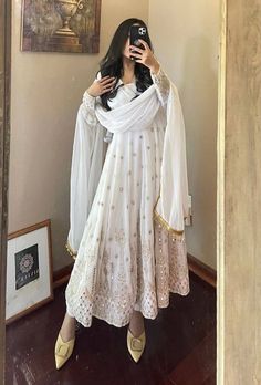 White Kurta Aesthetic, White Traditional Outfit, Aesthetic Indian Outfit, Punjabi Clothes, Asian Fits, Indian Fits, Dupatta Embroidery, White Anarkali