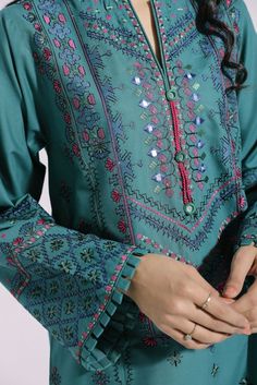 Kurti 2023, Plain Suits, Elegant Suit, Embroidered Suit, Dress Book, Dress Neck, Iranian Women Fashion, Geometric Embroidery, Dress Neck Designs