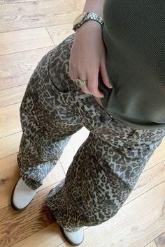 Lepord Print Jean Outfit, Trendy Relaxed Fit Leopard Print Bottoms, Baggy Leopard Pants Outfit, Lepored Jeans, Trendy Leopard Print Trousers, Print Jeans Outfit, Asap Rocky Outfits, Leopard Jeans, Leopard Print Jeans