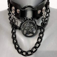 Genuine black leather. Black, thic chains. Handmade black pentagram charm. Roller buckle in the back for closing. Comfortable and easy to wear. 90s Goth Outfits, Moon Choker Necklace, Gothic Chokers, Leather Choker Necklace, Goth Outfits, Punk Rock, Black Metal, Choker Necklace, Black Leather