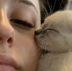 a woman kissing a cat with her face close to the camera and texting that reads, nesse peri amamos os gatinhoss