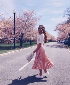 41k Likes, 162 Comments - OOTD Magazine (@ootdmagazine) on Instagram: “OOTD by @hapatime - Yay?” Pink Skirt Outfits, Women Office Outfits, Rok Midi, Pleated Skirt Outfit, Chique Outfit, Skirt Diy, Pink Pleated Skirt, Baby Rosa