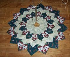 Dresden Plate Tree Skirt Christmas Tree Skirt Quilt, Tree Skirt Quilt, Christmas Tree Skirt Pattern, Plate Christmas Tree, Skirts Patterns, Diy Christmas Tree Skirt, Christmas Tree Skirts Patterns, Tree Skirt Pattern, Table Topper Patterns