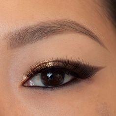 Metallic bronze gradient cat eye makeup. Urban Decay naked and Stila Magnificent Metals Foil Finish eyeshadow in Comex Gold. Asian eye makeup. Cats Eye Makeup, Eye Makeup Gold, Cat Eye Tutorial, American Makeup, Makeup Gold, Trendy Eyeshadow, Cat Eye Makeup, Eye Tutorial